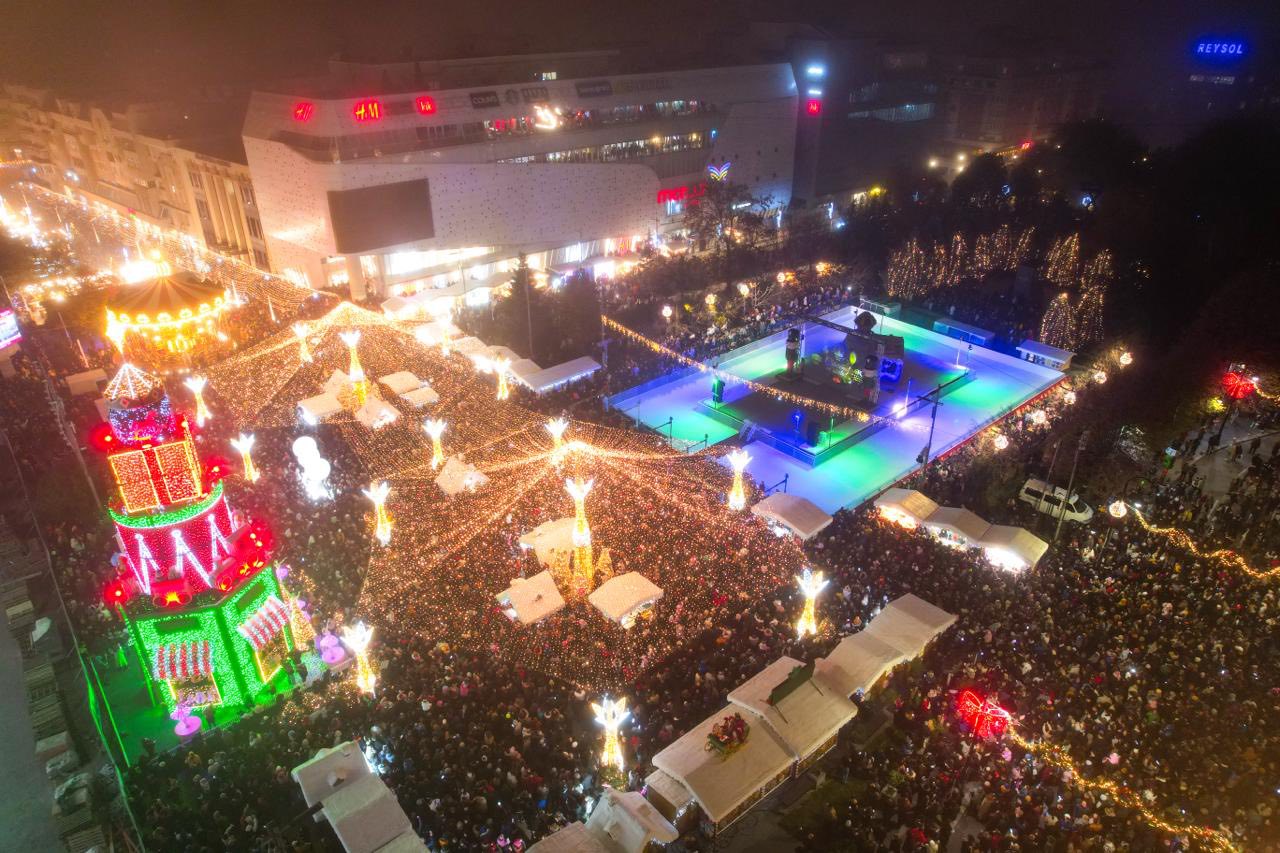 (Foto/Video) Brașovul a rămas doar cu cel mai frumos Brad de Crăciun. S-a deschis Târgul de Crăciun de la Craiova. Imagini spectaculoase cu efectele speciale, ninsoare artificială și apariția zilnică a saniei zburătoare a lui Moș Crăciun 2 (Foto/Video) Brașovul a rămas doar cu cel mai frumos Brad de Crăciun. S-a deschis Târgul de Crăciun de la Craiova. Imagini spectaculoase cu efectele speciale, ninsoare artificială și apariția zilnică a saniei zburătoare a lui Moș Crăciun 2