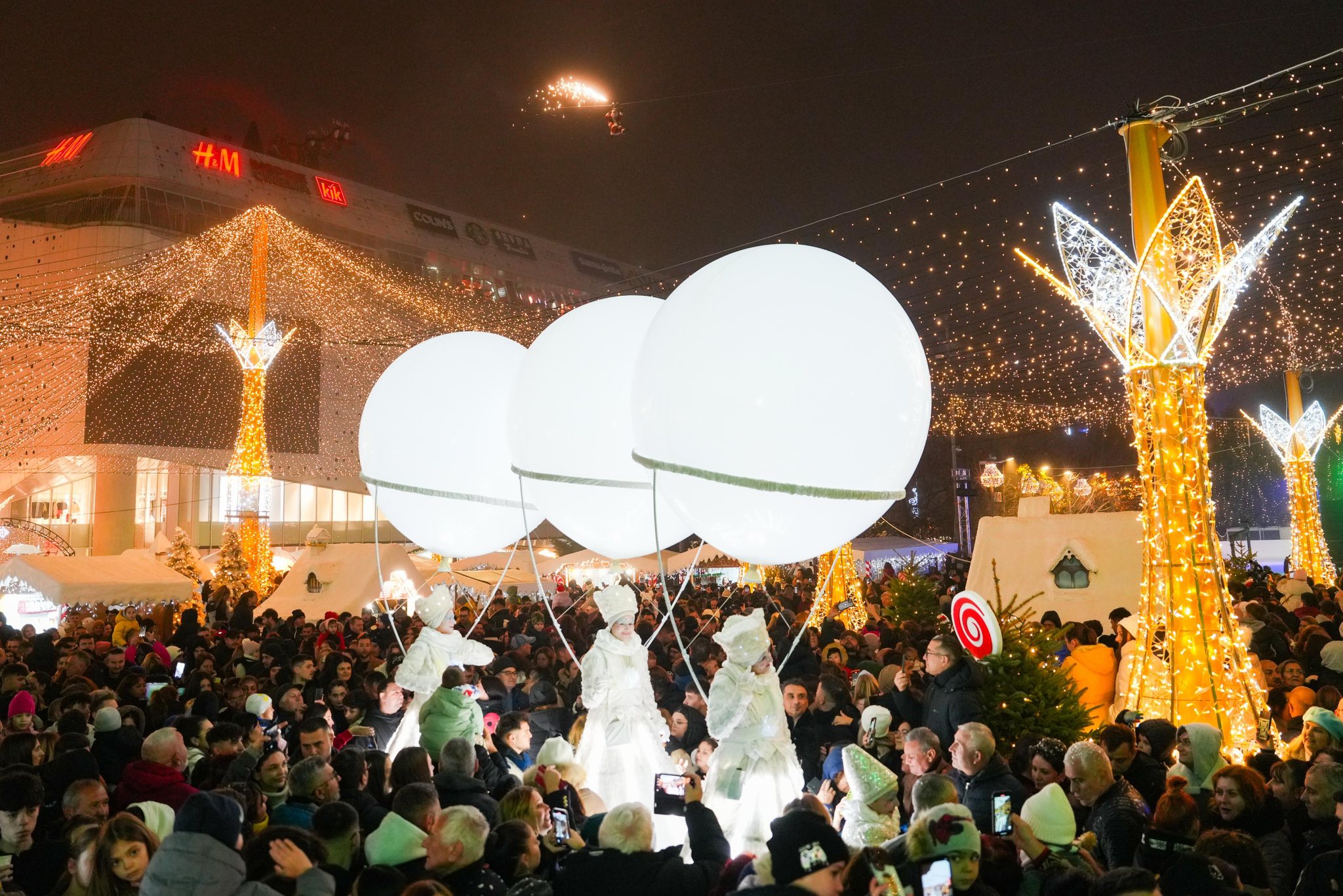 (Foto/Video) Brașovul a rămas doar cu cel mai frumos Brad de Crăciun. S-a deschis Târgul de Crăciun de la Craiova. Imagini spectaculoase cu efectele speciale, ninsoare artificială și apariția zilnică a saniei zburătoare a lui Moș Crăciun 1 (Foto/Video) Brașovul a rămas doar cu cel mai frumos Brad de Crăciun. S-a deschis Târgul de Crăciun de la Craiova. Imagini spectaculoase cu efectele speciale, ninsoare artificială și apariția zilnică a saniei zburătoare a lui Moș Crăciun 1