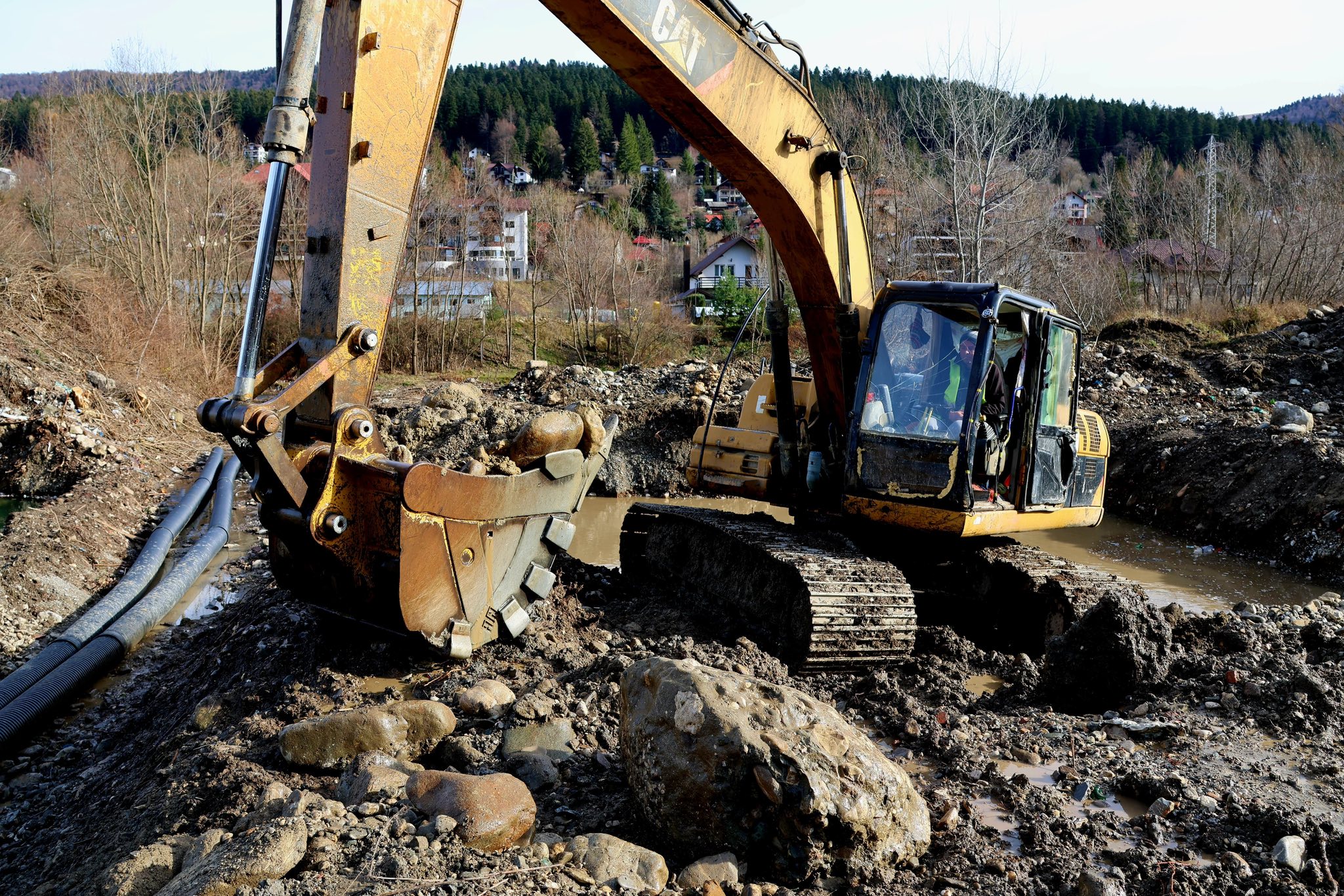 „Scurtăm drumul dintre București și Brașov”. Au început lucrările la centura Azuga–Bușteni: viaducte, poduri și pasaje pentru un DN1 mai aerisit 1 „Scurtăm drumul dintre București și Brașov”. Au început lucrările la centura Azuga–Bușteni: viaducte, poduri și pasaje pentru un DN1 mai aerisit 1