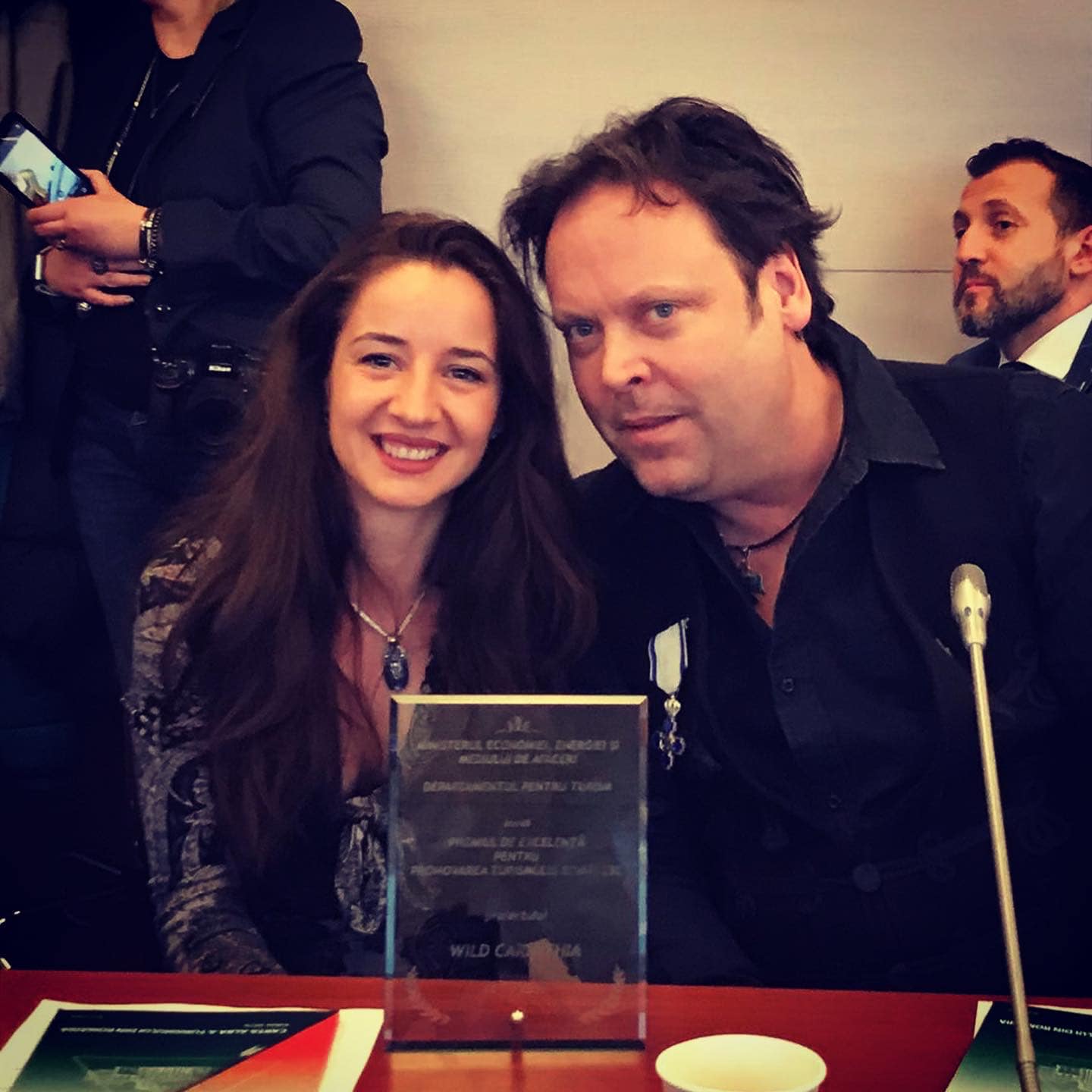 Charlie Ottley, stabilit la Brașov, a devenit cetățean român, a depus astăzi jurământul. „Aveam jurământul pregătit și memorat, apoi am intrat în panică”. Detalii despre „paradisul” din Brașov unde îi place să locuiască 1 Charlie Ottley, stabilit la Brașov, a devenit cetățean român, a depus astăzi jurământul. „Aveam jurământul pregătit și memorat, apoi am intrat în panică”. Detalii despre „paradisul” din Brașov unde îi place să locuiască 1