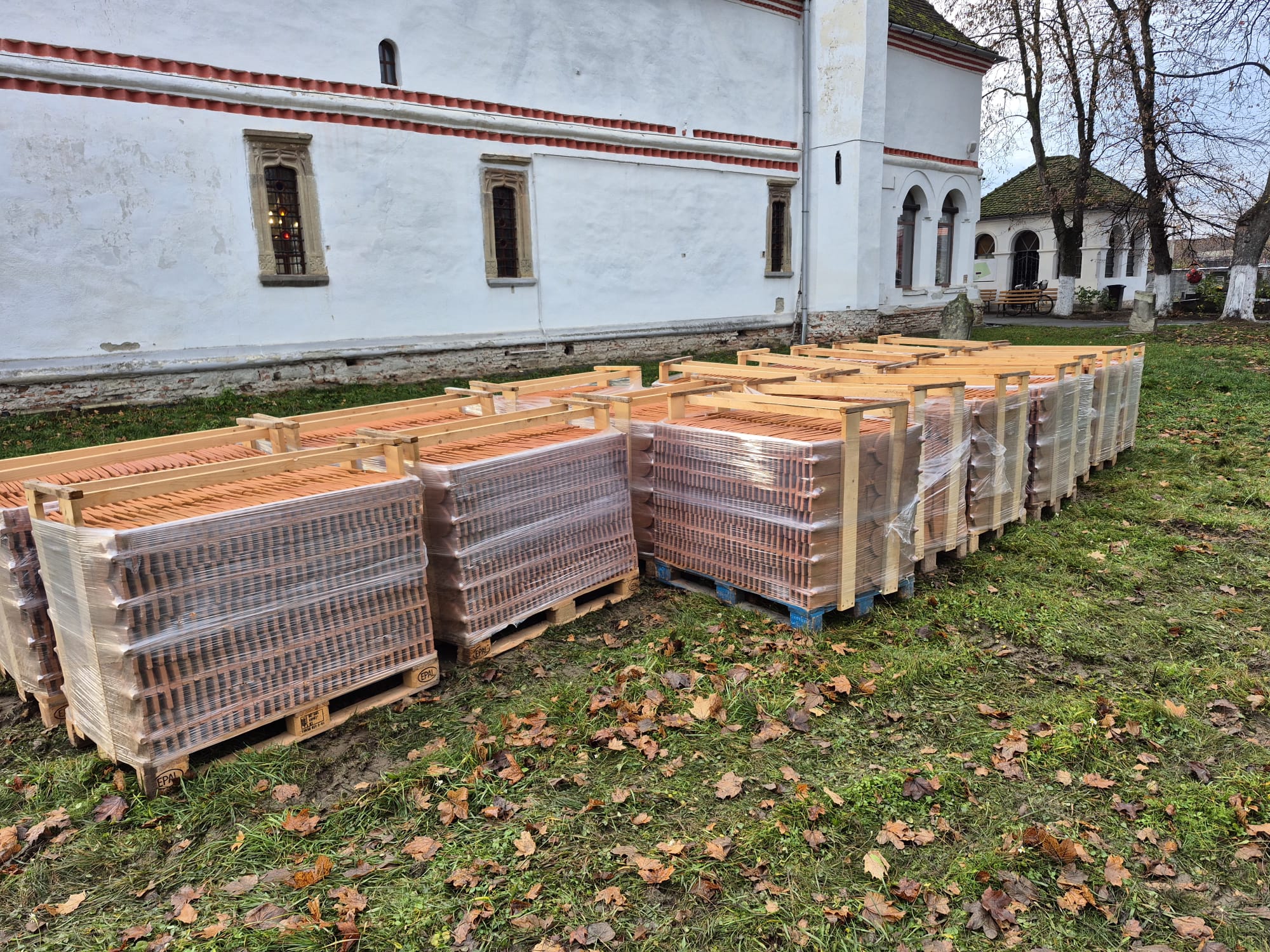 Brașov. Efort impresionant: peste 11.000 de țigle tradiționale ajung pe acoperișul Bisericii Brâncoveanu din Făgăraș 3 Brașov. Efort impresionant: peste 11.000 de țigle tradiționale ajung pe acoperișul Bisericii Brâncoveanu din Făgăraș 3