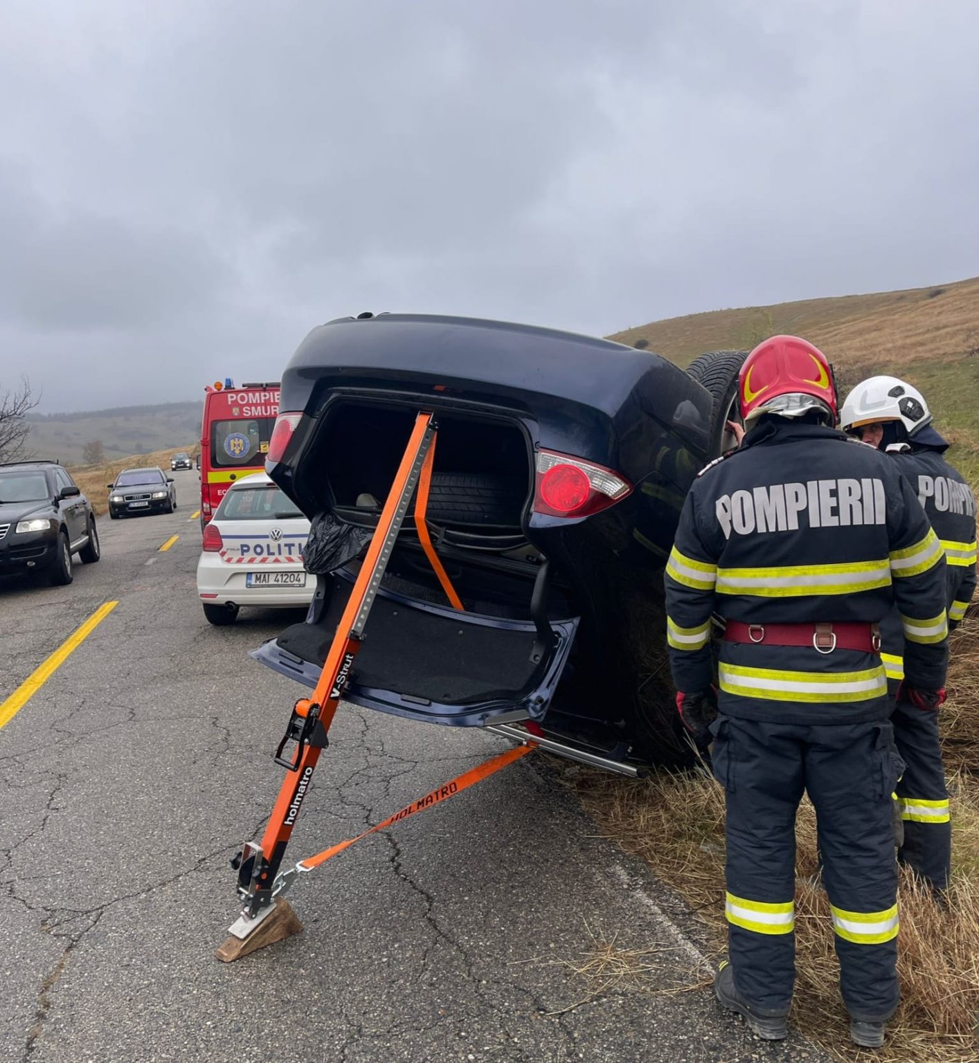 O șoferiță a ajuns la spital după ce s-a răsturnat cu mașina pe DJ 687. Doi jandarmi au văzut în oglinda retrovizoare cum o șoferiță cade de pe pod 2 O șoferiță a ajuns la spital după ce s-a răsturnat cu mașina pe DJ 687. Doi jandarmi au văzut în oglinda retrovizoare cum o șoferiță cade de pe pod 2