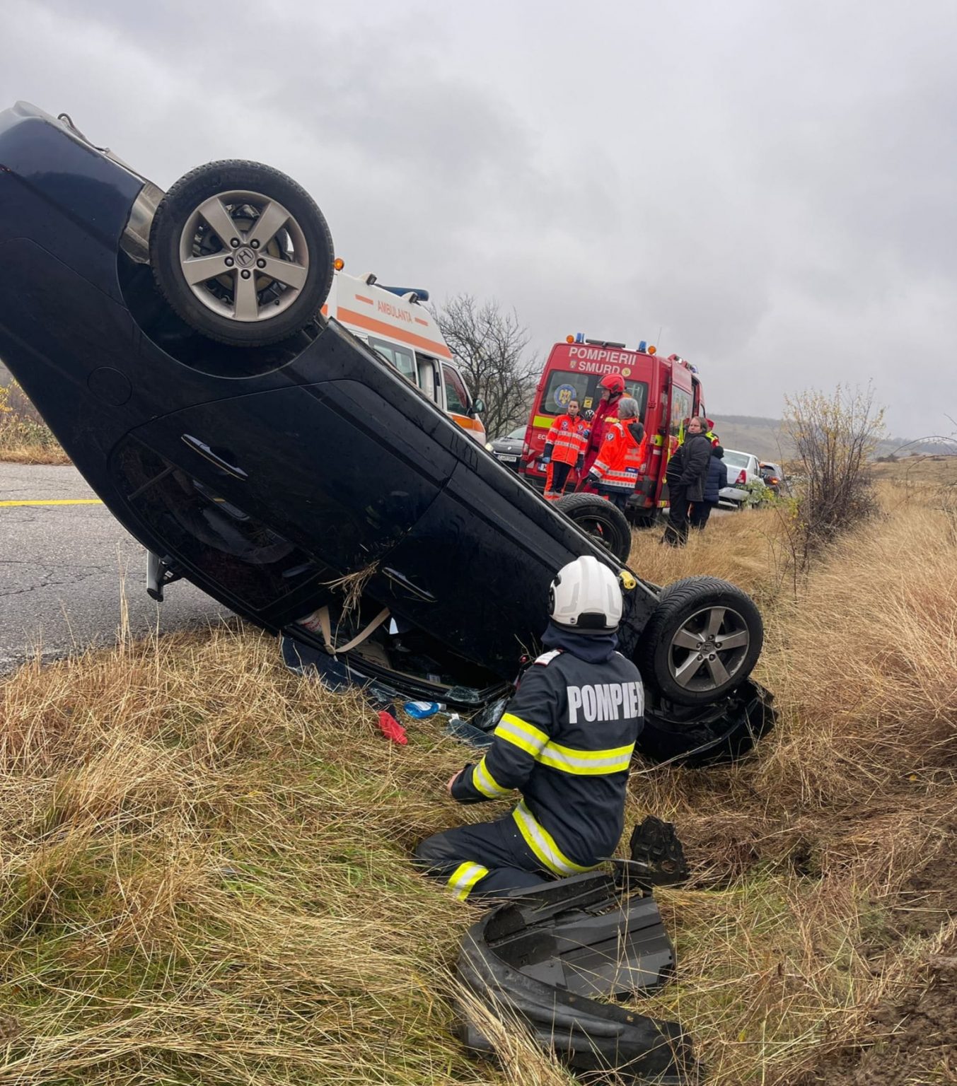 O șoferiță a ajuns la spital după ce s-a răsturnat cu mașina pe DJ 687. Doi jandarmi au văzut în oglinda retrovizoare cum o șoferiță cade de pe pod 1 O șoferiță a ajuns la spital după ce s-a răsturnat cu mașina pe DJ 687. Doi jandarmi au văzut în oglinda retrovizoare cum o șoferiță cade de pe pod 1