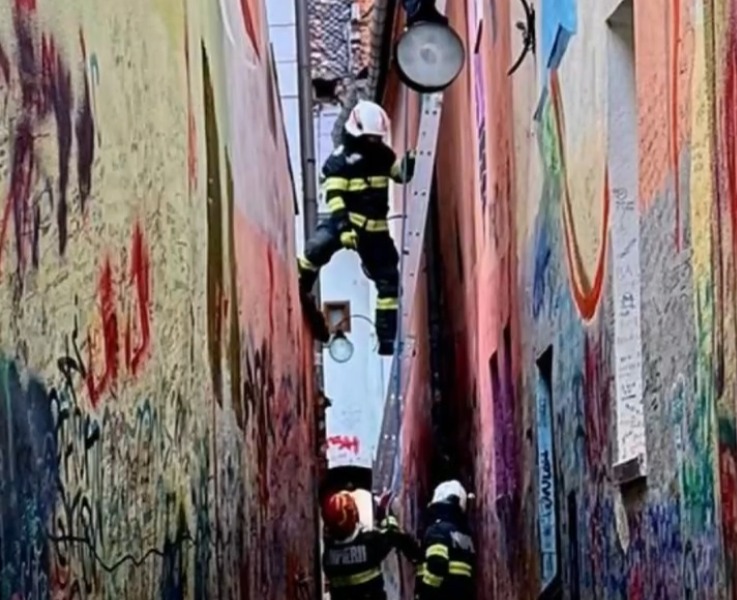 (Video) Brașov. Strada Sforii, închisă pe termen nelimitat. Explicațiile primarului Scripcaru: „Am dispus închiderea de urgență a străzii în ambele capete” 1 (Video) Brașov. Strada Sforii, închisă pe termen nelimitat. Explicațiile primarului Scripcaru: „Am dispus închiderea de urgență a străzii în ambele capete” 1
