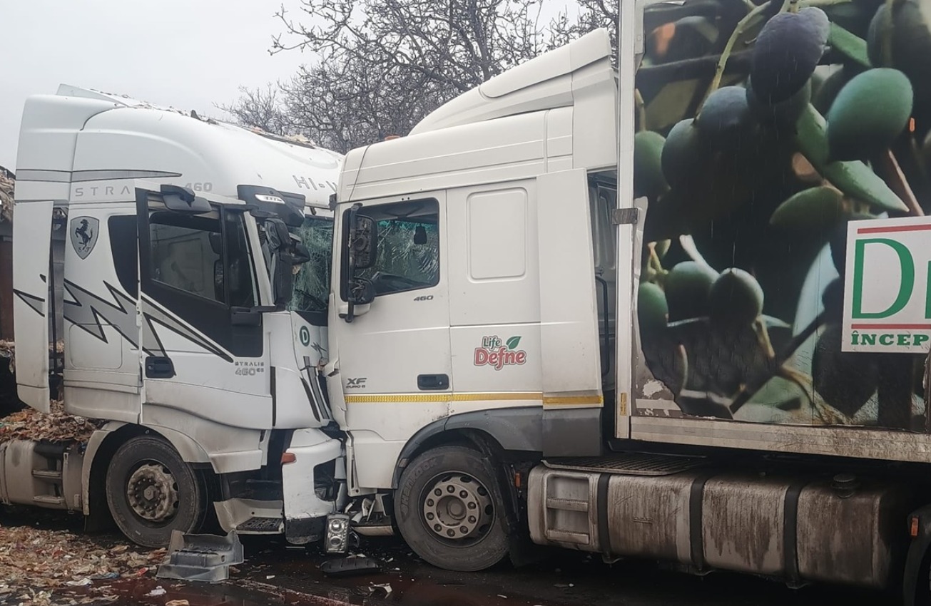 Trafic blocat pe DN1A Brașov–Ploiești: două camioane s-au ciocnit 3 Trafic blocat pe DN1A Brașov–Ploiești: două camioane s-au ciocnit 3