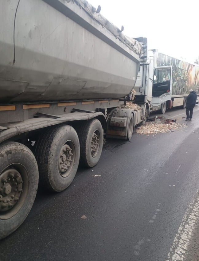 Trafic blocat pe DN1A Brașov–Ploiești: două camioane s-au ciocnit 2 Trafic blocat pe DN1A Brașov–Ploiești: două camioane s-au ciocnit 2