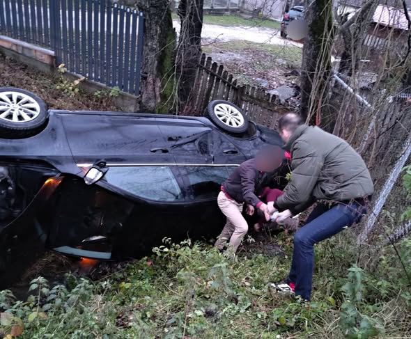 O șoferiță a ajuns la spital după ce s-a răsturnat cu mașina pe DJ 687. Doi jandarmi au văzut în oglinda retrovizoare cum o șoferiță cade de pe pod 3 O șoferiță a ajuns la spital după ce s-a răsturnat cu mașina pe DJ 687. Doi jandarmi au văzut în oglinda retrovizoare cum o șoferiță cade de pe pod 3