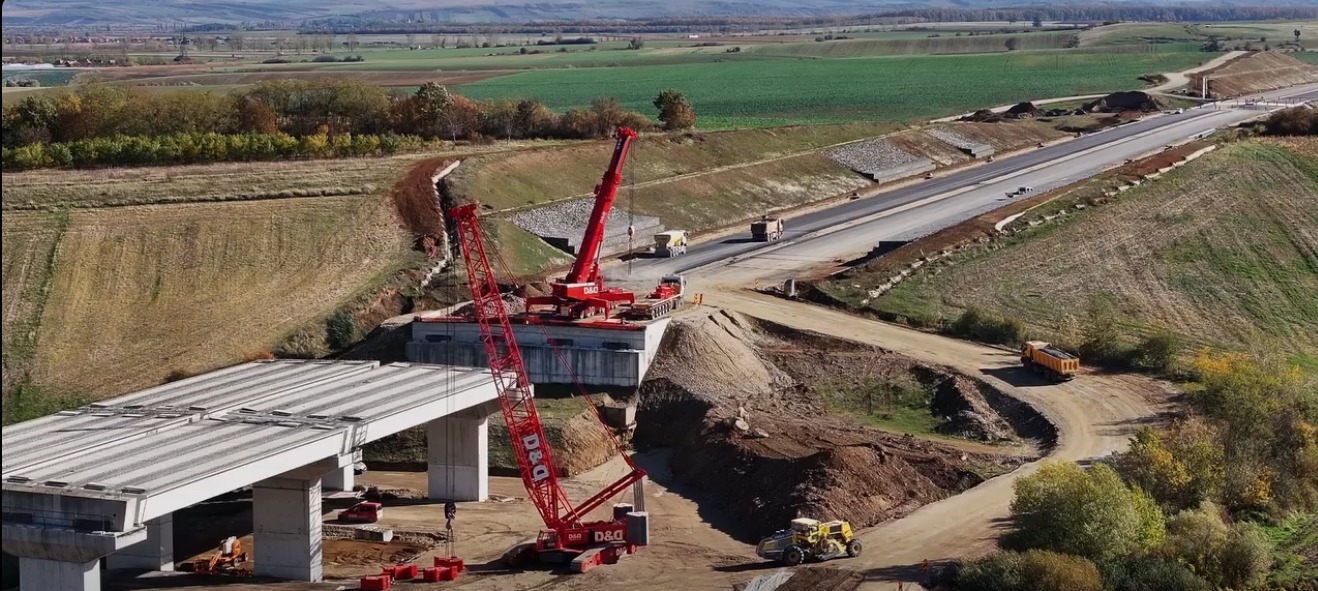 (Video) Mobilizare uriașă pe Autostrada Transilvania (A3): peste 500 de muncitori și 300 de utilaje pe șantier. Lucrările continuă susținut și pe autostrada Făgăraș-Sibiu 1 (Video) Mobilizare uriașă pe Autostrada Transilvania (A3): peste 500 de muncitori și 300 de utilaje pe șantier. Lucrările continuă susținut și pe autostrada Făgăraș-Sibiu 1
