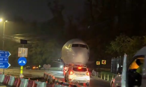 (Video) Avionul uriaș care a speriat Bucureștiul a ajuns la Brașov. Planurile pentru acest Boeing 737: „O destinaţie ascunsă în centrul României, unde un avion devine poveste” 3 (Video) Avionul uriaș care a speriat Bucureștiul a ajuns la Brașov. Planurile pentru acest Boeing 737: „O destinaţie ascunsă în centrul României, unde un avion devine poveste” 3