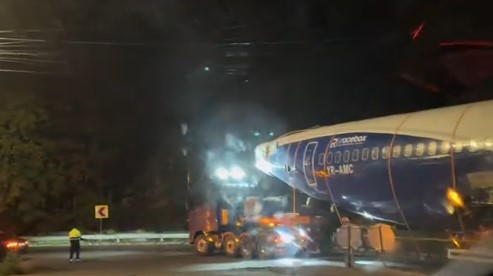 (Video) Avionul uriaș care a speriat Bucureștiul a ajuns la Brașov. Planurile pentru acest Boeing 737: „O destinaţie ascunsă în centrul României, unde un avion devine poveste” 2 (Video) Avionul uriaș care a speriat Bucureștiul a ajuns la Brașov. Planurile pentru acest Boeing 737: „O destinaţie ascunsă în centrul României, unde un avion devine poveste” 2