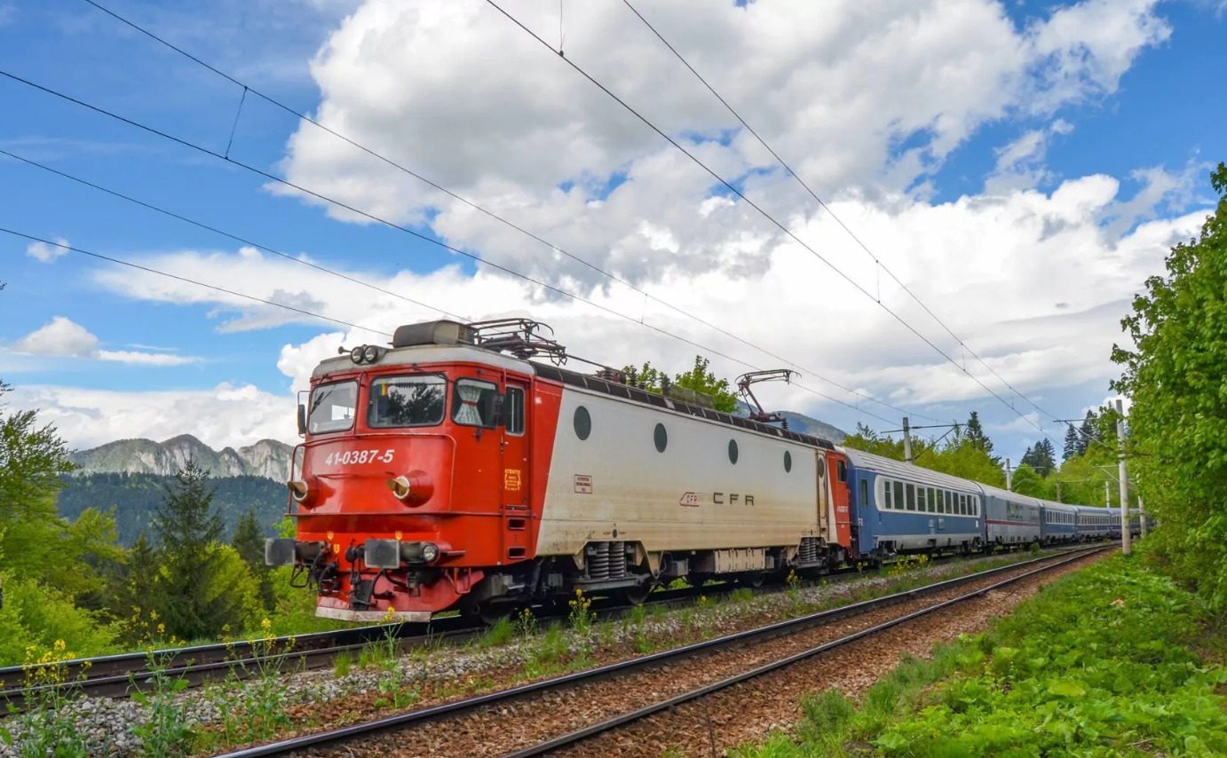 A ajuns la Brașov cu peste două ore întârziere. Ambasadorul Indiei, blocat la Sinaia, după ce locomotiva trenului în care se afla s-a defectat. Cu ce ajungea mai repede la Brașov? 1 A ajuns la Brașov cu peste două ore întârziere. Ambasadorul Indiei, blocat la Sinaia, după ce locomotiva trenului în care se afla s-a defectat. Cu ce ajungea mai repede la Brașov? 1
