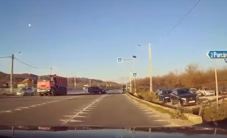 (Video) O femeie a murit după ce a ajuns sub roțile unei basculante, chiar sub ochii logodnicului, pe DN 73. Accidentul a fost surprins de o cameră de bord 1 (Video) O femeie a murit după ce a ajuns sub roțile unei basculante, chiar sub ochii logodnicului, pe DN 73. Accidentul a fost surprins de o cameră de bord 1
