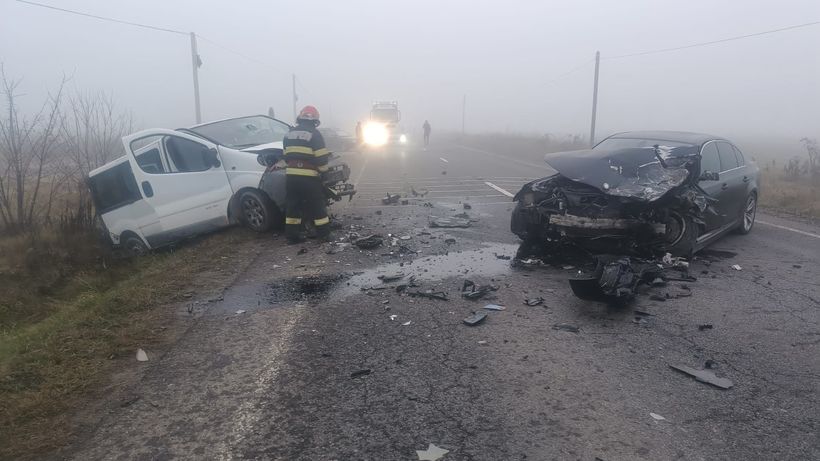 Accident violent: Trei brașoveni răniți după un impact în lanț cu două autoturisme și un microbuz pe DN14. Manevra greșită care a aruncat mașinile în coliziune 1 Accident violent: Trei brașoveni răniți după un impact în lanț cu două autoturisme și un microbuz pe DN14. Manevra greșită care a aruncat mașinile în coliziune 1
