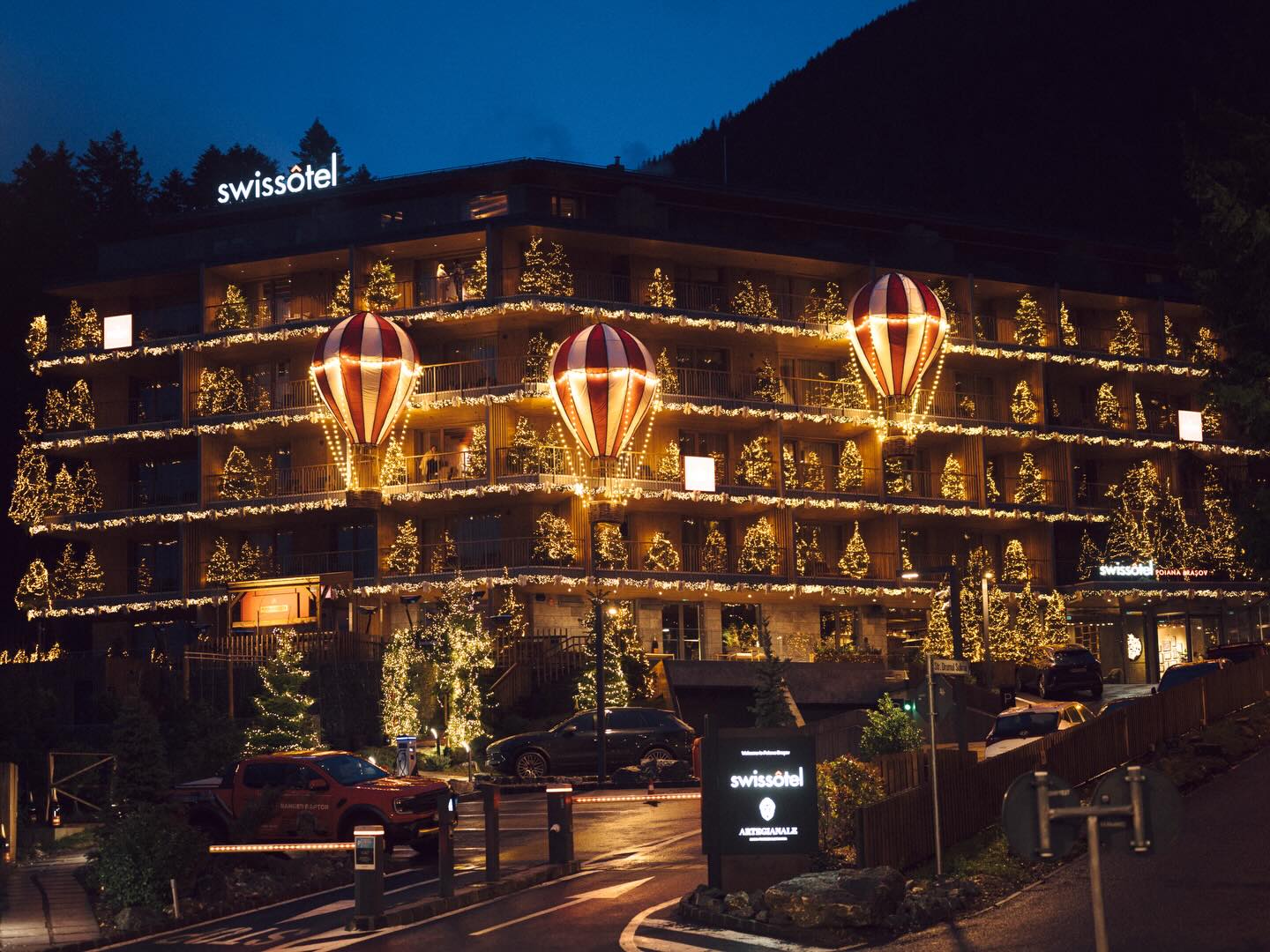 Hotel de 5 stele din Poiana Brașov, decor fabulos de Crăciun: baloane cu aer cald, 9.000 de luminițe și peste 100 de brazi naturali 4 Hotel de 5 stele din Poiana Brașov, decor fabulos de Crăciun: baloane cu aer cald, 9.000 de luminițe și peste 100 de brazi naturali 4