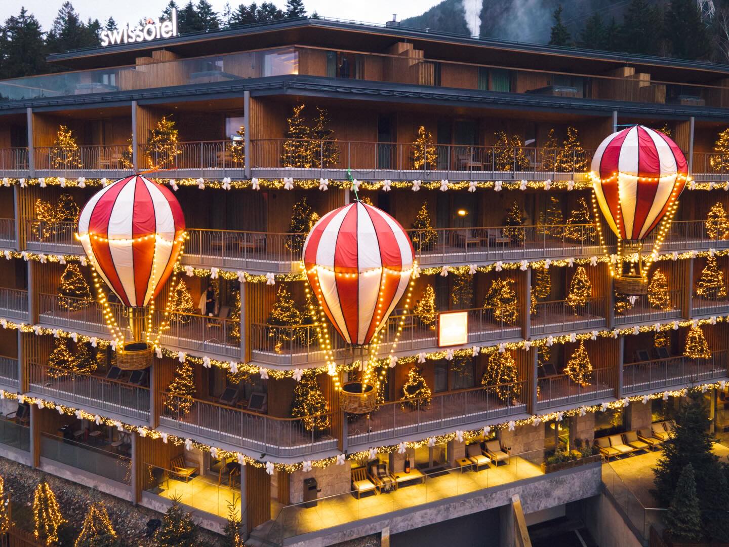 Hotel de 5 stele din Poiana Brașov, decor fabulos de Crăciun: baloane cu aer cald, 9.000 de luminițe și peste 100 de brazi naturali 1 Hotel de 5 stele din Poiana Brașov, decor fabulos de Crăciun: baloane cu aer cald, 9.000 de luminițe și peste 100 de brazi naturali 1