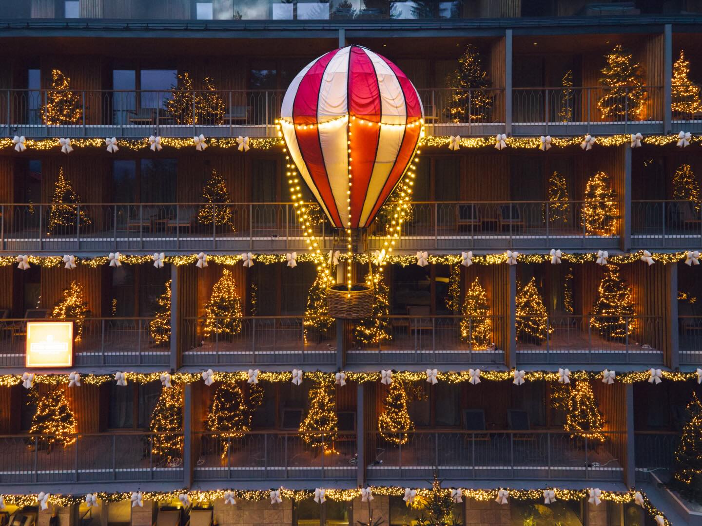 Hotel de 5 stele din Poiana Brașov, decor fabulos de Crăciun: baloane cu aer cald, 9.000 de luminițe și peste 100 de brazi naturali 2 Hotel de 5 stele din Poiana Brașov, decor fabulos de Crăciun: baloane cu aer cald, 9.000 de luminițe și peste 100 de brazi naturali 2