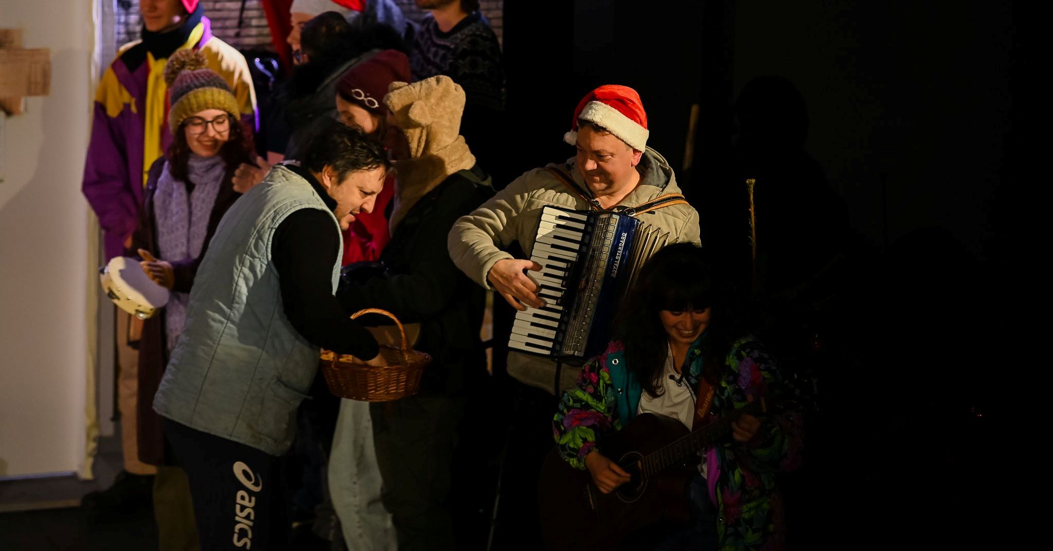 Evenimente Brașov, sâmbătă 6 decembrie: Urșii din Leorda–Comănești coboară în Piața Sfatului, Caravana Coca Cola, teatru, handbal, patinaj la Olimpia 4 Evenimente Brașov, sâmbătă 6 decembrie: Urșii din Leorda–Comănești coboară în Piața Sfatului, Caravana Coca Cola, teatru, handbal, patinaj la Olimpia 4