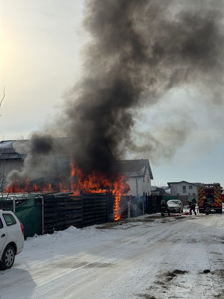 Brașov. Incendiu de proporții, cu pericol de propagare și la alte construcții 1