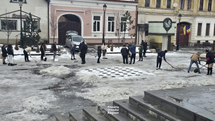Brașov. Asistații social, scoși la spart gheața în Râșnov. Explicațiile primarului 5