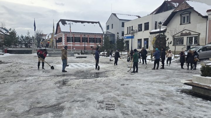 Brașov. Asistații social, scoși la spart gheața în Râșnov. Explicațiile primarului 4