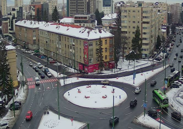 Brașov: „Insulă verde” în loc de parcări pe Calea București. Parcările cerute de cetățeni au picat, apare un culoar verde de separare 1