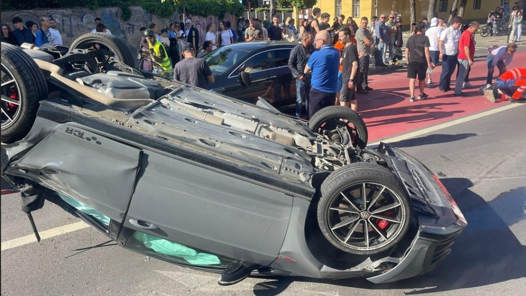 (Video) Brașov. Mașină răsturnată pe bulevardul Iuliu Maniu. În accident ar fi fost implicate trei autovehicule 1 (Video) Brașov. Mașină răsturnată pe bulevardul Iuliu Maniu. În accident ar fi fost implicate trei autovehicule 1