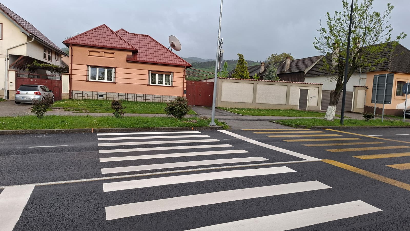 (Foto) Trecere de pietoni care se termină în iarbă, pe DN 73, decalate față de vechile marcaje, semafoare lăsate în urmă. Un consilier local reclamă marcaje periculoase 1 (Foto) Trecere de pietoni care se termină în iarbă, pe DN 73, decalate față de vechile marcaje, semafoare lăsate în urmă. Un consilier local reclamă marcaje periculoase 1