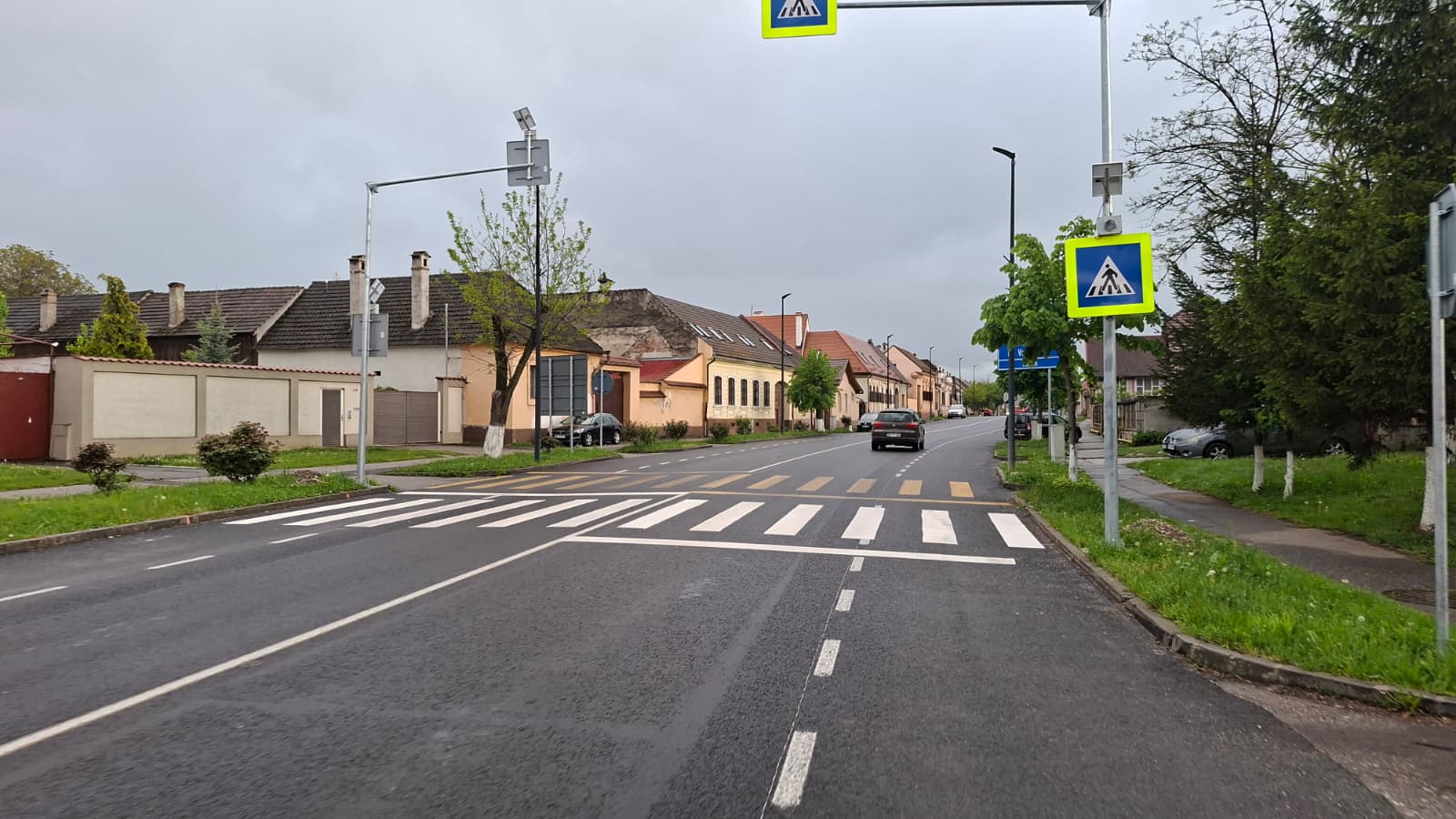 (Foto) Trecere de pietoni care se termină în iarbă, pe DN 73, decalate față de vechile marcaje, semafoare lăsate în urmă. Un consilier local reclamă marcaje periculoase 4 (Foto) Trecere de pietoni care se termină în iarbă, pe DN 73, decalate față de vechile marcaje, semafoare lăsate în urmă. Un consilier local reclamă marcaje periculoase 4