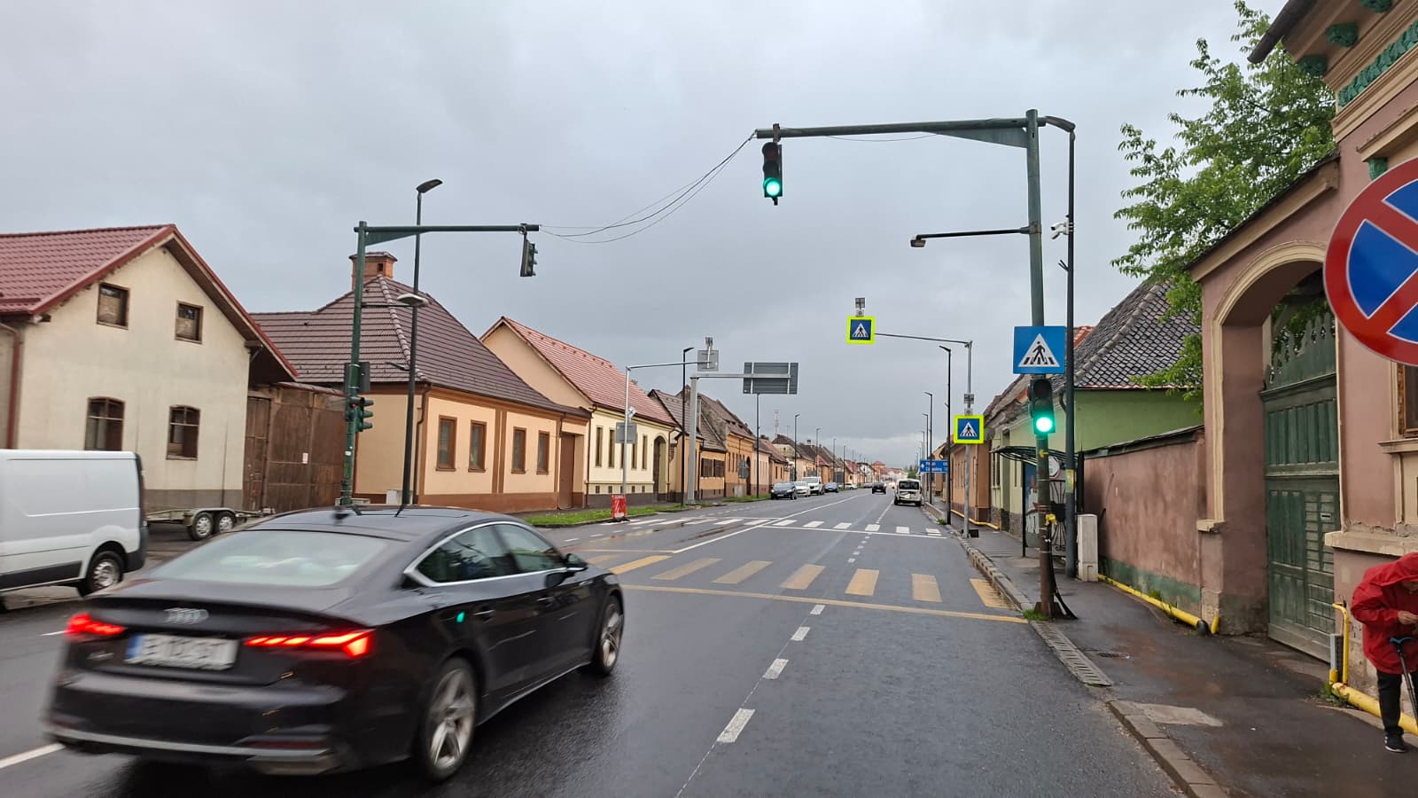 (Foto) Trecere de pietoni care se termină în iarbă, pe DN 73, decalate față de vechile marcaje, semafoare lăsate în urmă. Un consilier local reclamă marcaje periculoase 3 (Foto) Trecere de pietoni care se termină în iarbă, pe DN 73, decalate față de vechile marcaje, semafoare lăsate în urmă. Un consilier local reclamă marcaje periculoase 3