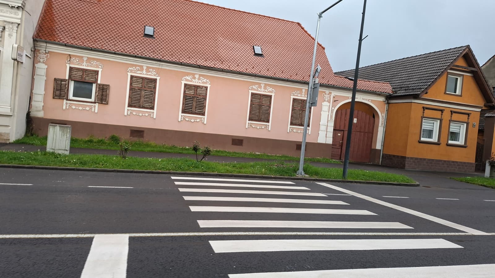 (Foto) Trecere de pietoni care se termină în iarbă, pe DN 73, decalate față de vechile marcaje, semafoare lăsate în urmă. Un consilier local reclamă marcaje periculoase 2 (Foto) Trecere de pietoni care se termină în iarbă, pe DN 73, decalate față de vechile marcaje, semafoare lăsate în urmă. Un consilier local reclamă marcaje periculoase 2