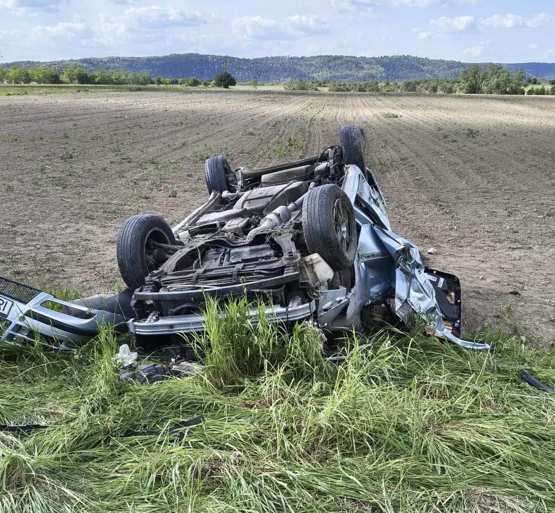 (Foto/Video) Accident Brașov. Un copil de doi ani a murit, iar alte cinci persoane au fost rănite în accidentul de pe DN1. Ce au descoperit polițiștii în mașina răsturnată 1 Accident Brașov