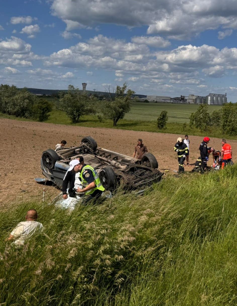 (Foto/Video) Accident Brașov. Un copil de doi ani a murit, iar alte cinci persoane au fost rănite în accidentul de pe DN1. Ce au descoperit polițiștii în mașina răsturnată 3 (Foto/Video) Accident Brașov. Un copil de doi ani a murit, iar alte cinci persoane au fost rănite în accidentul de pe DN1. Ce au descoperit polițiștii în mașina răsturnată 2