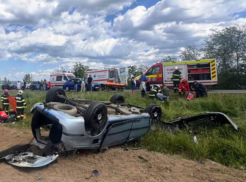 (Foto/Video) Accident Brașov. Un copil de doi ani a murit, iar alte cinci persoane au fost rănite în accidentul de pe DN1. Ce au descoperit polițiștii în mașina răsturnată 2 (Foto/Video) Accident Brașov. Un copil de doi ani a murit, iar alte cinci persoane au fost rănite în accidentul de pe DN1. Ce au descoperit polițiștii în mașina răsturnată 1