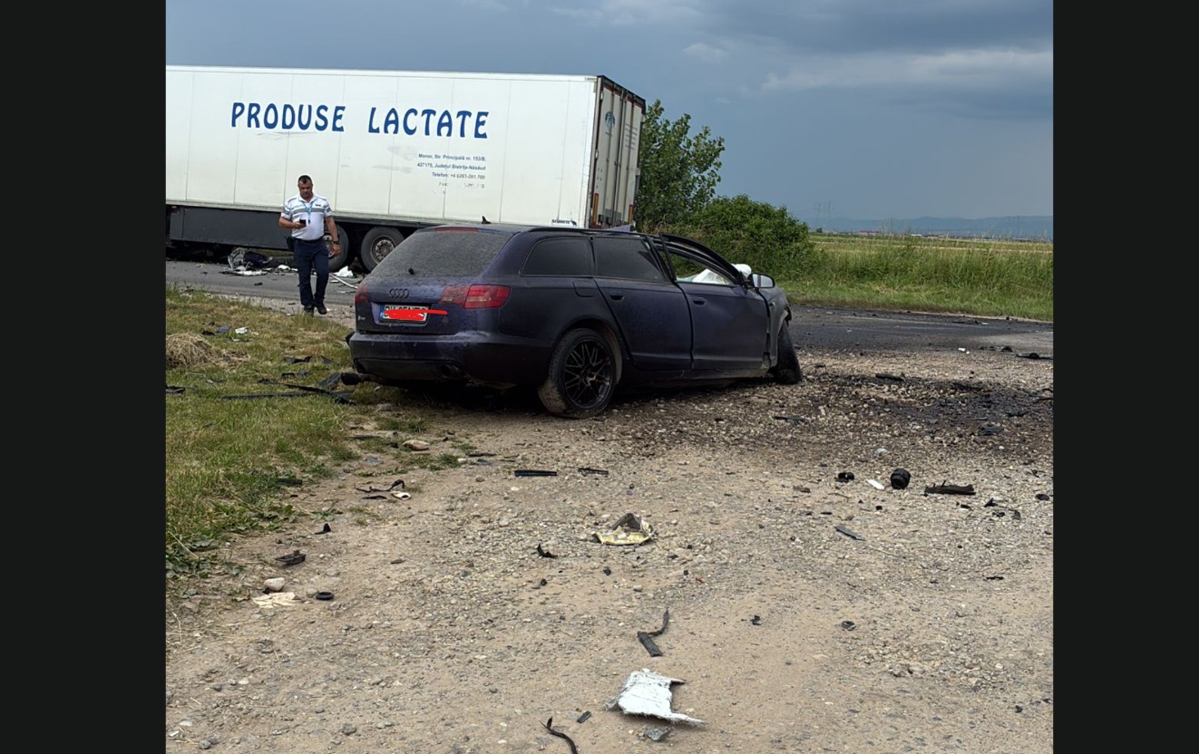 (Foto) Brașov. Accident mortal între Săcele și Tărlungeni. O persoană a murit după impactul dintre o mașină și un camion 3 (Foto) Brașov. Accident mortal între Săcele și Tărlungeni. O persoană a murit după impactul dintre o mașină și un camion 3