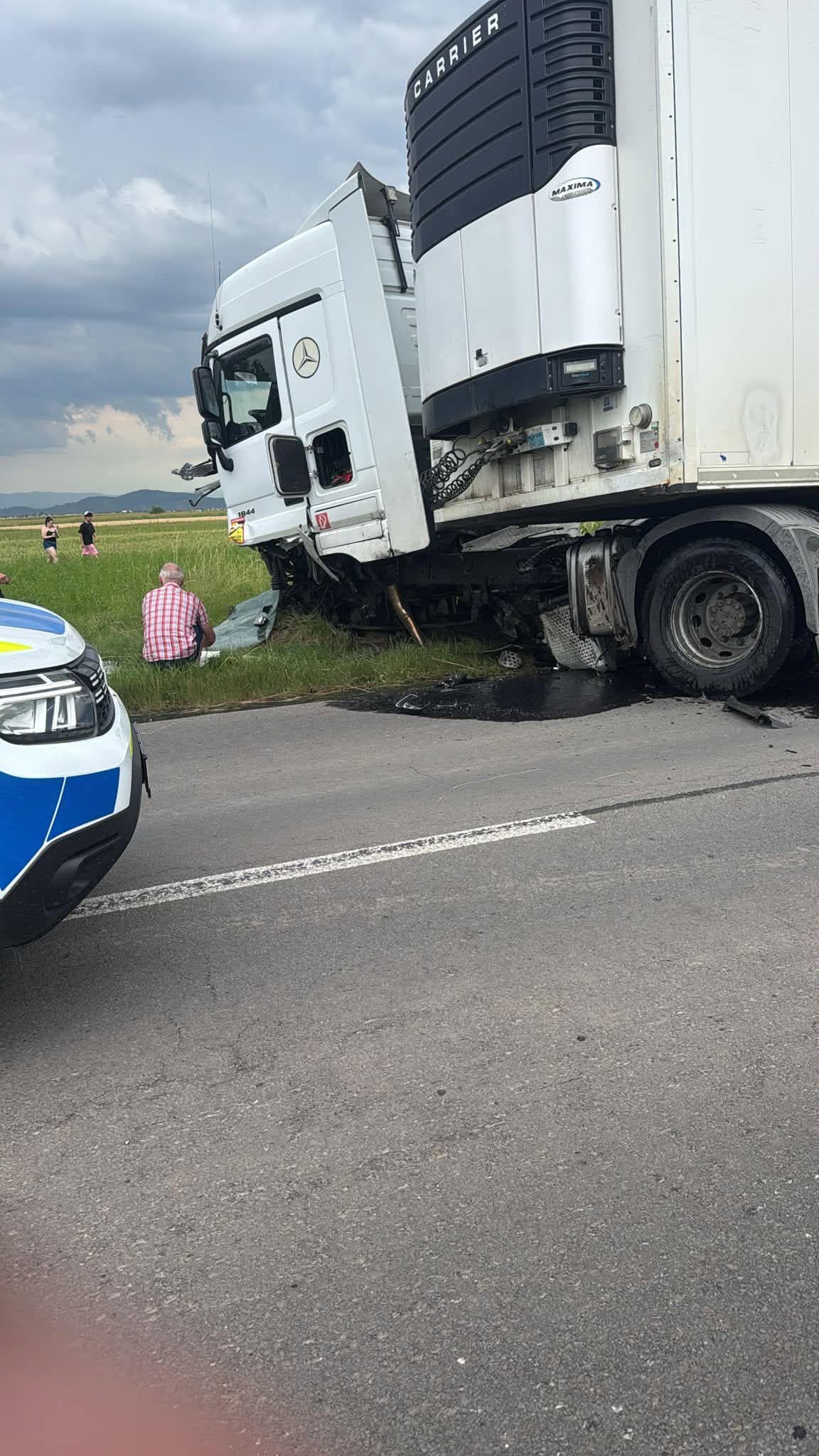 (Foto) Brașov. Accident mortal între Săcele și Tărlungeni. O persoană a murit după impactul dintre o mașină și un camion 2 (Foto) Brașov. Accident mortal între Săcele și Tărlungeni. O persoană a murit după impactul dintre o mașină și un camion 2