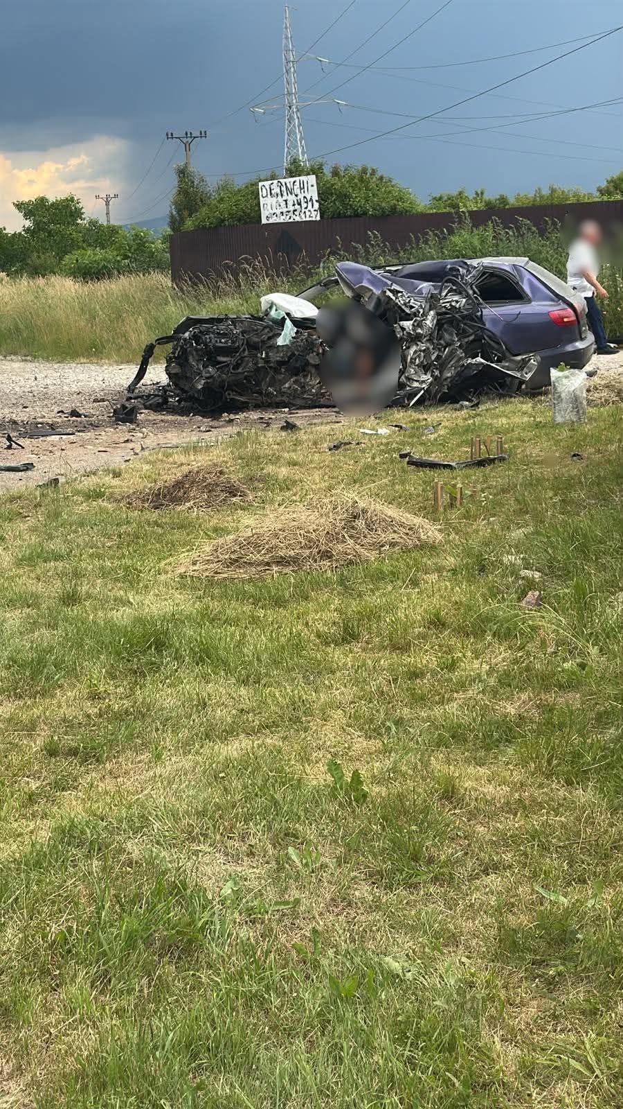 (Foto) Brașov. Accident mortal între Săcele și Tărlungeni. O persoană a murit după impactul dintre o mașină și un camion 1 (Foto) Brașov. Accident mortal între Săcele și Tărlungeni. O persoană a murit după impactul dintre o mașină și un camion 1