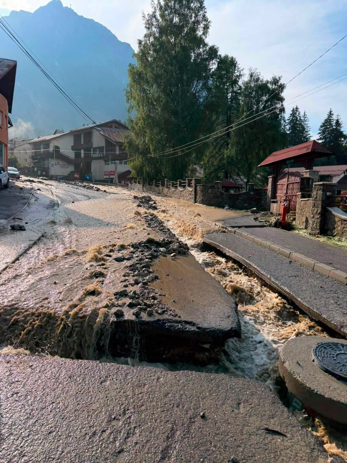 (Foto/Video) Trei ore pentru 30 de kilometri dinspre Brașov: viitura din Bușteni a rupt asfaltul și a paralizat DN1. Ce a lăsat în urmă viitura 6 (Foto/Video) Trei ore pentru 30 de kilometri dinspre Brașov: viitura din Bușteni a rupt asfaltul și a paralizat DN1. Ce a lăsat în urmă viitura 6