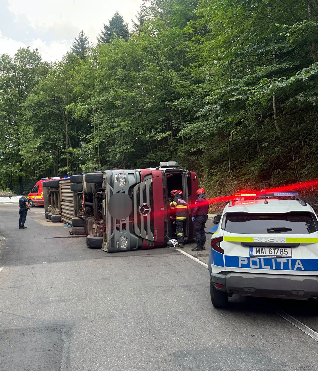 (Foto/Video) Brașov. TIR răsturnat. Trafic blocat pe DN73A, între Râșnov și Predeal 1 (Foto/Video) Brașov. TIR răsturnat. Trafic blocat pe DN73A, între Râșnov și Predeal 1