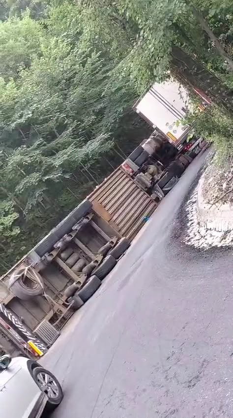 (Foto/Video) Brașov. TIR răsturnat. Trafic blocat pe DN73A, între Râșnov și Predeal 3 (Foto/Video) Brașov. TIR răsturnat. Trafic blocat pe DN73A, între Râșnov și Predeal 3