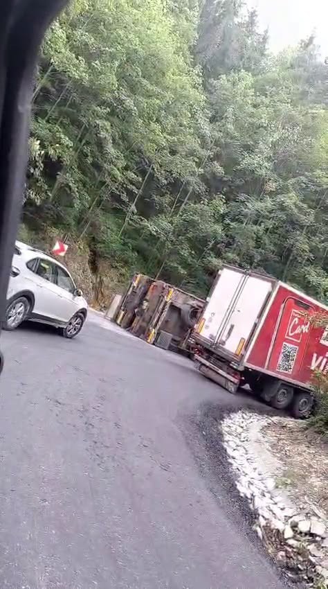 (Foto/Video) Brașov. TIR răsturnat. Trafic blocat pe DN73A, între Râșnov și Predeal 2 (Foto/Video) Brașov. TIR răsturnat. Trafic blocat pe DN73A, între Râșnov și Predeal 2