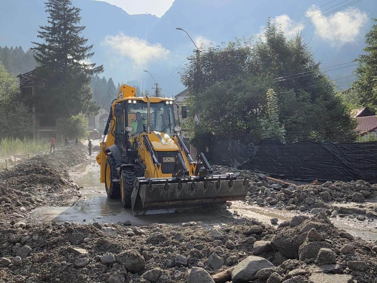 (Foto/Video) Trei ore pentru 30 de kilometri dinspre Brașov: viitura din Bușteni a rupt asfaltul și a paralizat DN1. Ce a lăsat în urmă viitura 7 (Foto/Video) Trei ore pentru 30 de kilometri dinspre Brașov: viitura din Bușteni a rupt asfaltul și a paralizat DN1. Ce a lăsat în urmă viitura 7