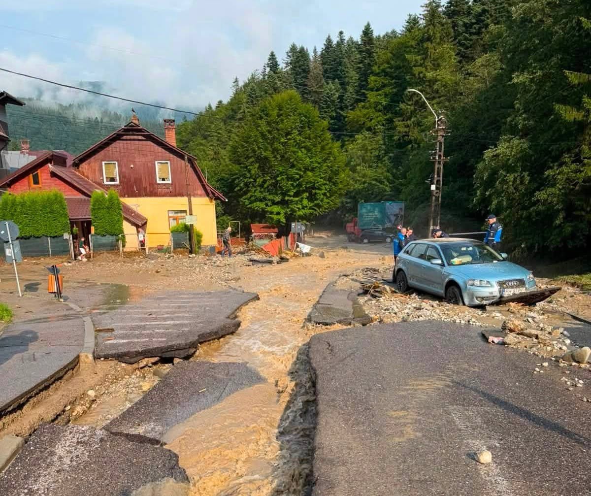 (Foto/Video) Trei ore pentru 30 de kilometri dinspre Brașov: viitura din Bușteni a rupt asfaltul și a paralizat DN1. Ce a lăsat în urmă viitura 8 (Foto/Video) Trei ore pentru 30 de kilometri dinspre Brașov: viitura din Bușteni a rupt asfaltul și a paralizat DN1. Ce a lăsat în urmă viitura 8