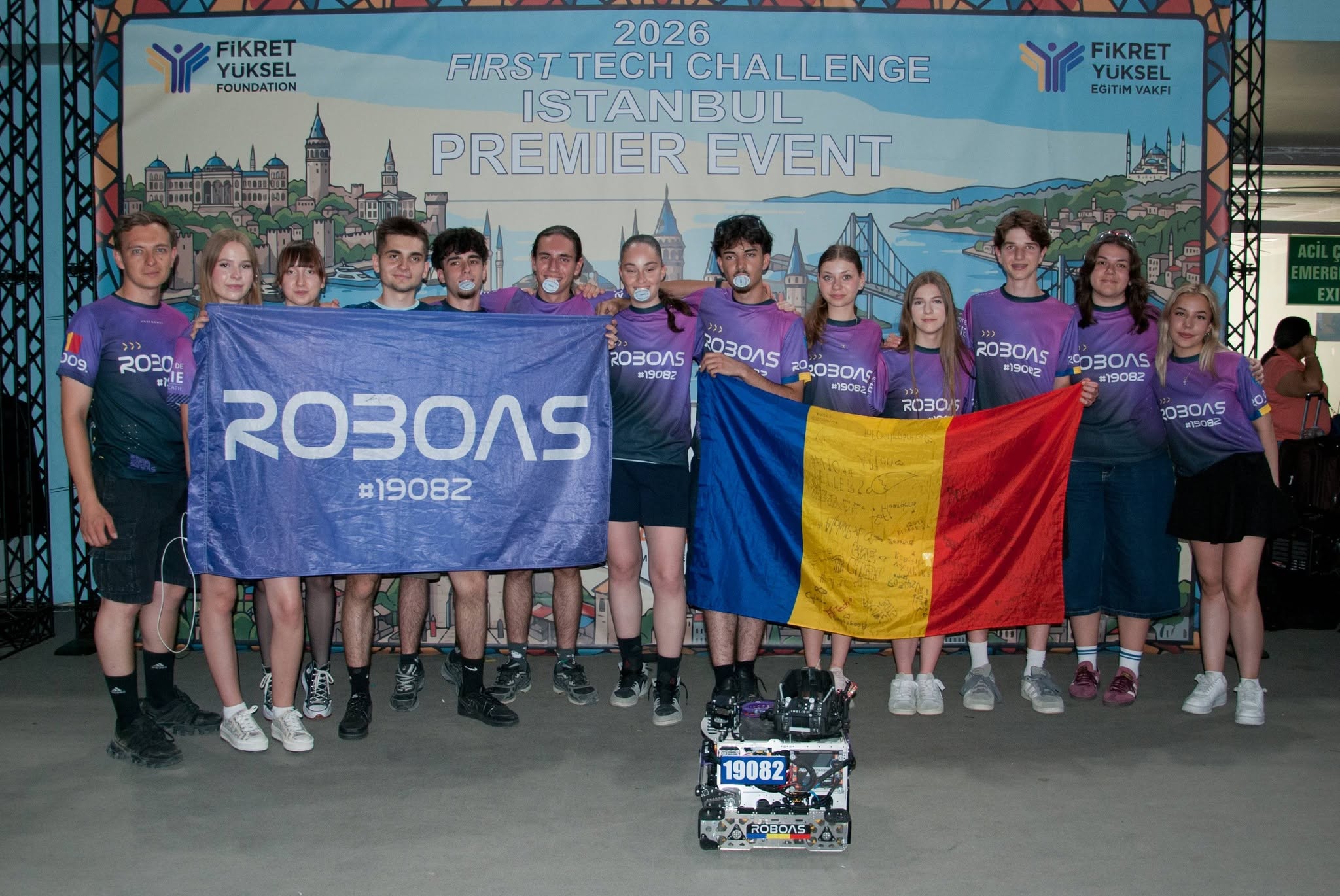 Elevii de la „Șaguna” Brașov au reprezentat România la o competiție internațională de robotică din Istanbul și au câștigat Design Award 1 Elevii de la „Șaguna” Brașov au reprezentat România la o competiție internațională de robotică din Istanbul și au câștigat Design Award 1
