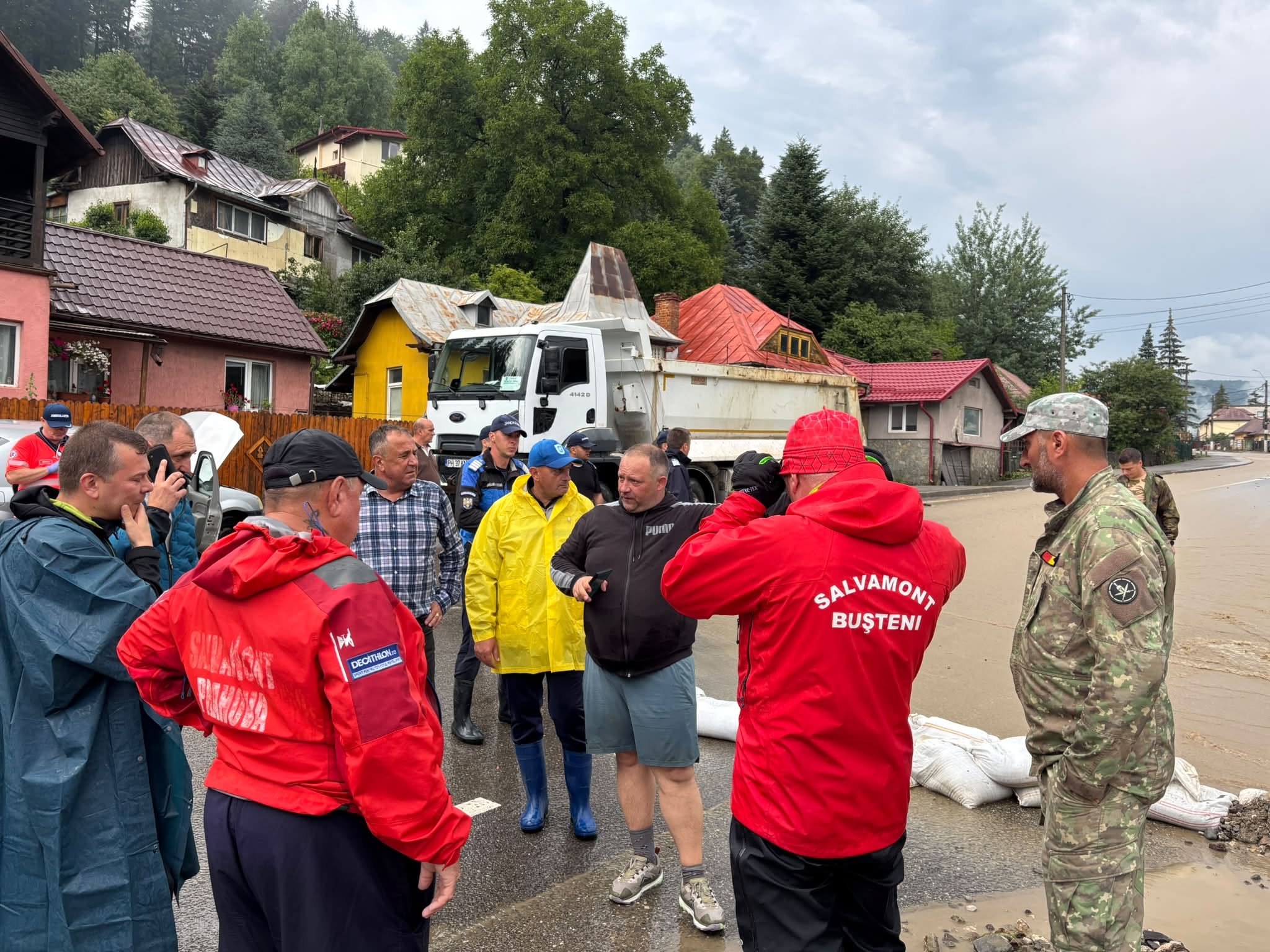 (Foto/Video) Trei ore pentru 30 de kilometri dinspre Brașov: viitura din Bușteni a rupt asfaltul și a paralizat DN1. Ce a lăsat în urmă viitura 2 (Foto/Video) Trei ore pentru 30 de kilometri dinspre Brașov: viitura din Bușteni a rupt asfaltul și a paralizat DN1. Ce a lăsat în urmă viitura 2