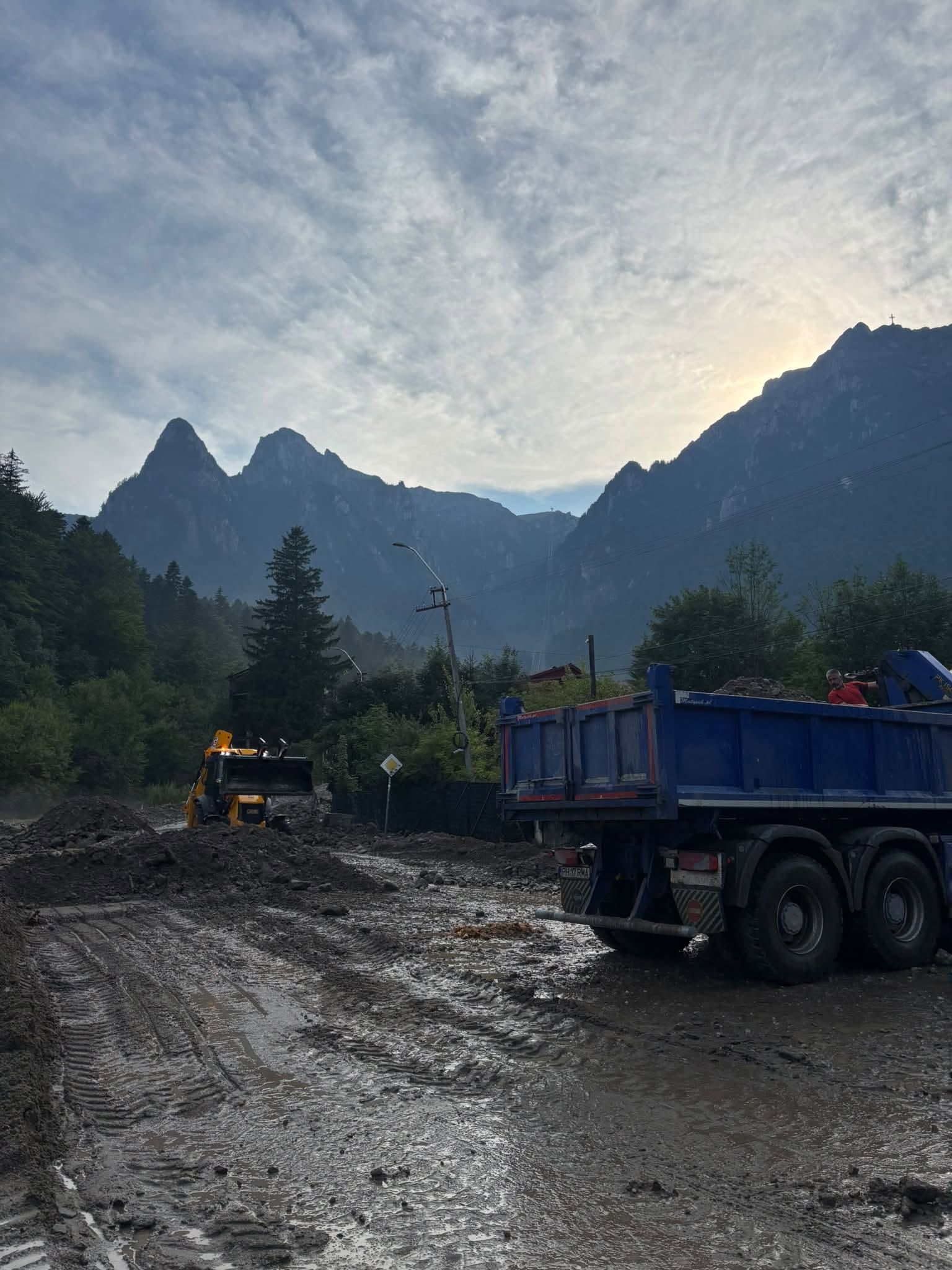 (Foto/Video) Trei ore pentru 30 de kilometri dinspre Brașov: viitura din Bușteni a rupt asfaltul și a paralizat DN1. Ce a lăsat în urmă viitura 3 (Foto/Video) Trei ore pentru 30 de kilometri dinspre Brașov: viitura din Bușteni a rupt asfaltul și a paralizat DN1. Ce a lăsat în urmă viitura 3