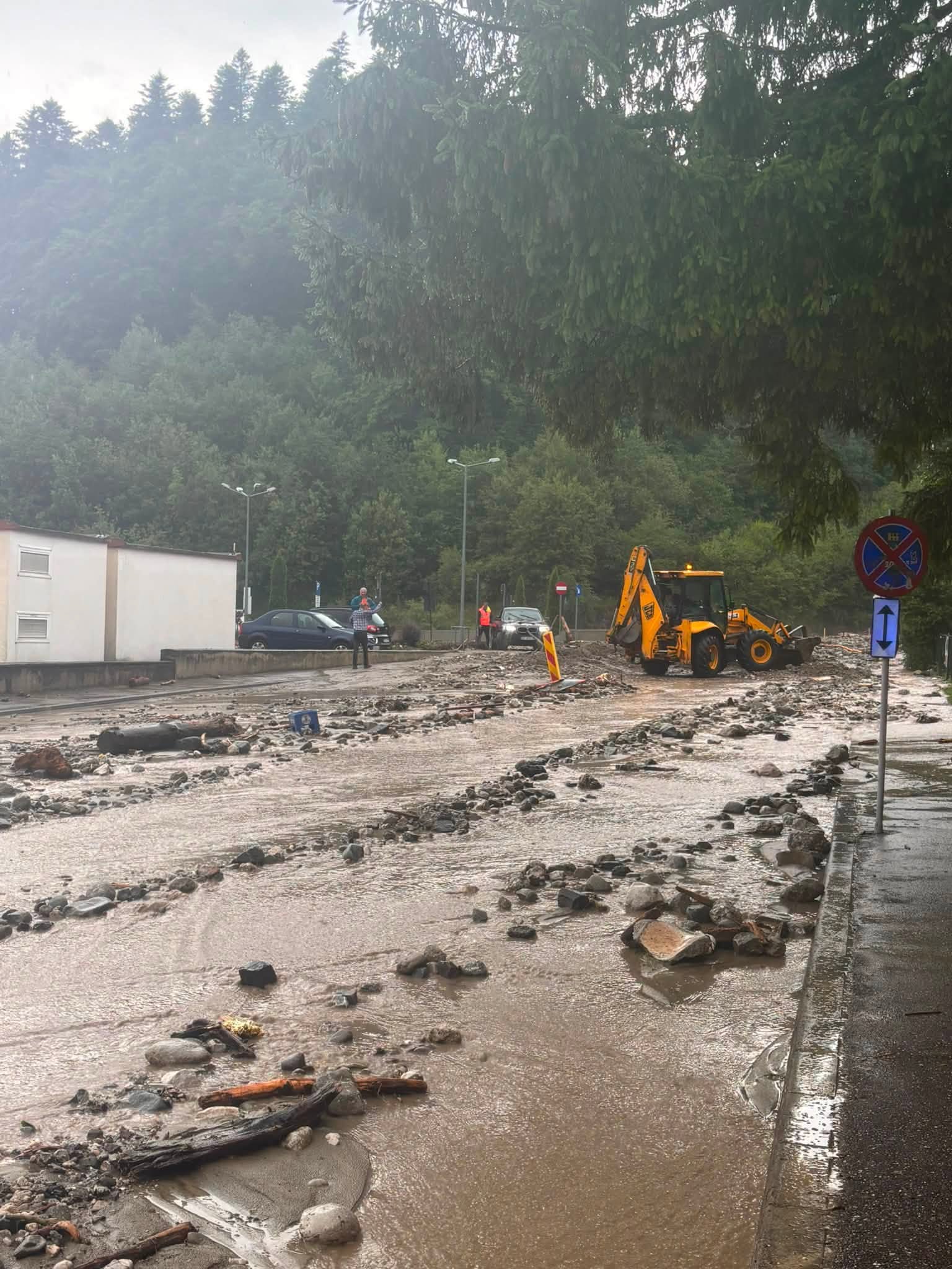 (Foto/Video) Trei ore pentru 30 de kilometri dinspre Brașov: viitura din Bușteni a rupt asfaltul și a paralizat DN1. Ce a lăsat în urmă viitura 4 (Foto/Video) Trei ore pentru 30 de kilometri dinspre Brașov: viitura din Bușteni a rupt asfaltul și a paralizat DN1. Ce a lăsat în urmă viitura 4
