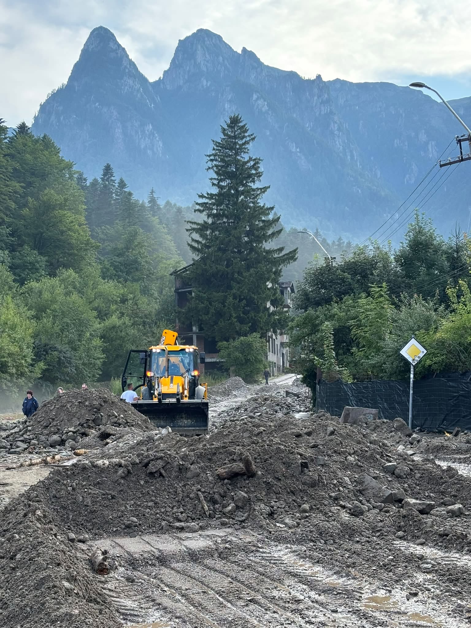 (Foto/Video) Trei ore pentru 30 de kilometri dinspre Brașov: viitura din Bușteni a rupt asfaltul și a paralizat DN1. Ce a lăsat în urmă viitura 5 (Foto/Video) Trei ore pentru 30 de kilometri dinspre Brașov: viitura din Bușteni a rupt asfaltul și a paralizat DN1. Ce a lăsat în urmă viitura 5
