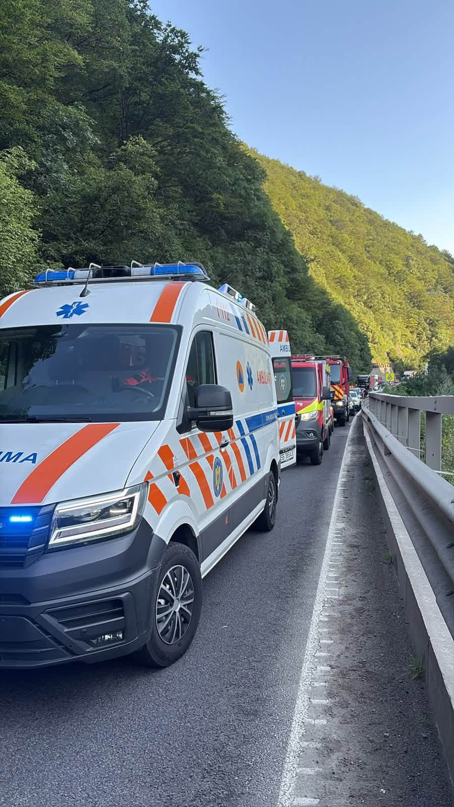(Foto) Un bolovan s-a prăbușit peste o mașină, un bărbat a murit, iar DN7 a fost blocat 3 (Foto) Un bolovan s-a prăbușit peste o mașină, un bărbat a murit, iar DN7 a fost blocat 3