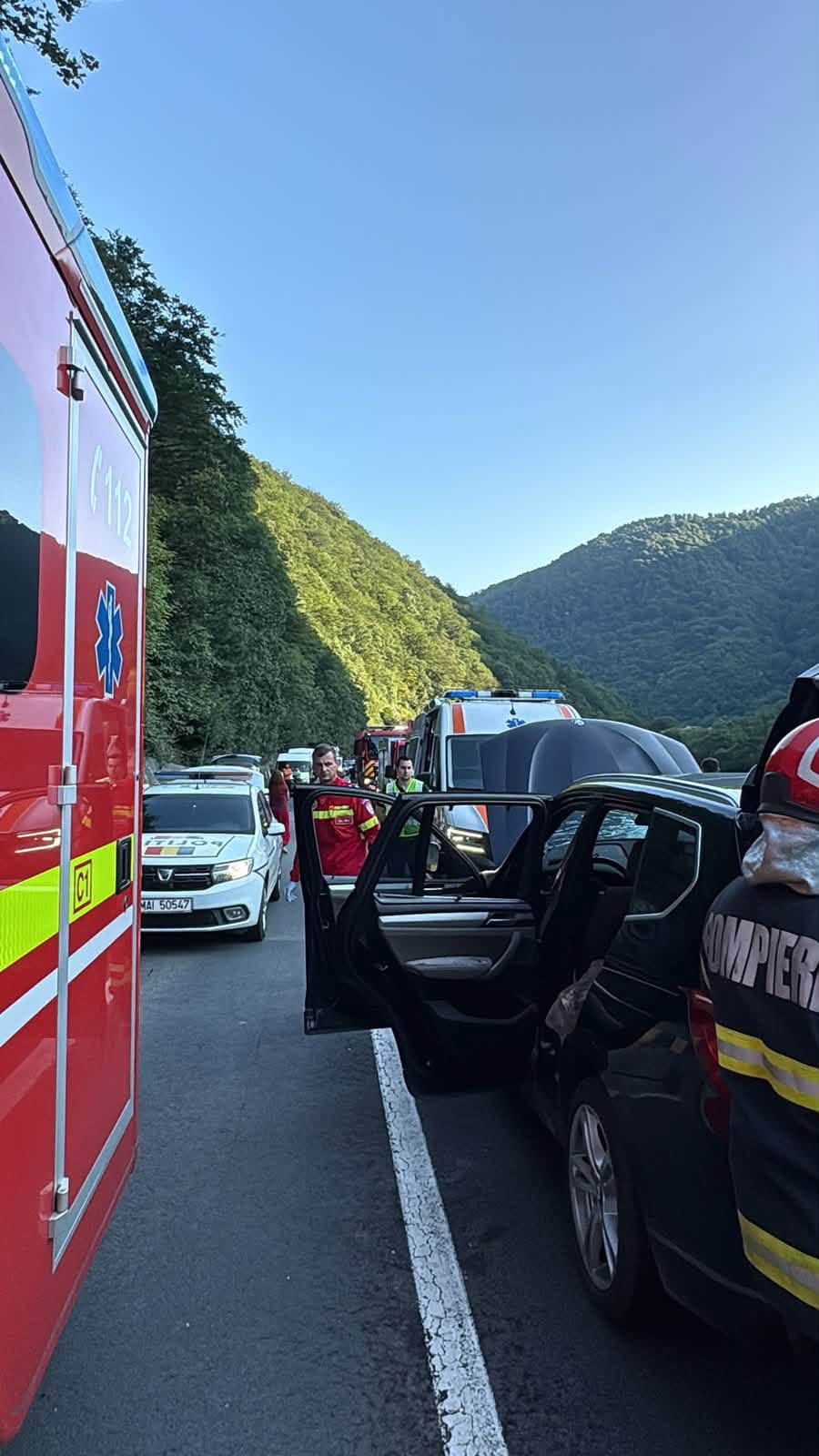 (Foto) Un bolovan s-a prăbușit peste o mașină, un bărbat a murit, iar DN7 a fost blocat 2 (Foto) Un bolovan s-a prăbușit peste o mașină, un bărbat a murit, iar DN7 a fost blocat 2