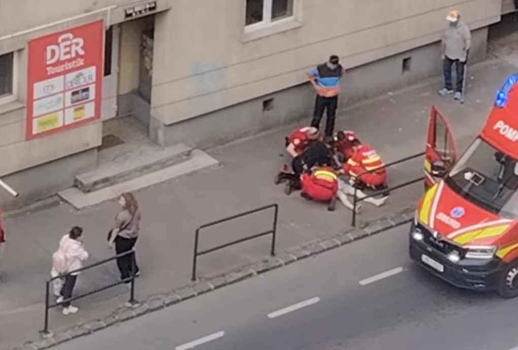 (Video) Tragedie în Brașov! Un tânăr a murit după ce a căzut de la fereastra unui bloc. Zeci de minute de resuscitare 1 (Video) Tragedie în Brașov! Un tânăr a murit după ce a căzut de la fereastra unui bloc. Zeci de minute de resuscitare 1